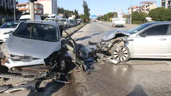 Antalya Serik’te iki otomobil çarpıştı : Kazada 2 yaralı