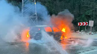 Artvin’de seyir halindeki araç alev aldı : Otomobil kullanılamaz hale geldi