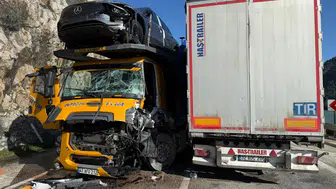Burdur’un Bucak ilçesinde iki tır kafa kafaya çarpıştı : 1’i ağır 2 yaralı