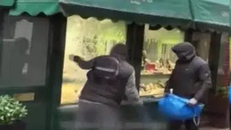 Londra'da gündüz vakti kuyumcu soygunu : Balyozla camı kırdılar