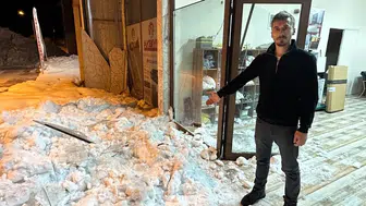 Hakkari'de kar zulüm olmaya devam ediyor : Çatıdan düşen kar iş yerinin camlarını kırdı