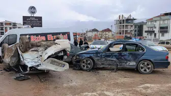 Bursa'da 14 yaşındaki sürücü, park halindeki 3 araca çarptı: 8 yaralı