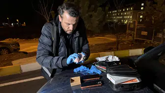 Cep telefonu satanları sahte altınla dolandıran 2 kişi yakalandı