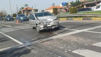 Manisa'da otomobiller çarpıştı : 2'si çocuk 5 yaralı