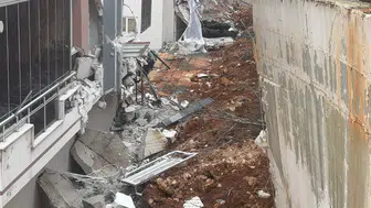 Gaziantep'te istinat duvarı çöktü :  3 araç duvar altında kaldı