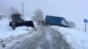 Muş'ta iş makinesi ve tır çarpıştı : 1 kişi yaralandı