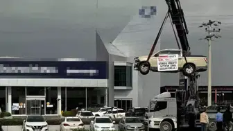 Adana’da sıfır kamyonet krizi : Vinçle bayinin önünde sergilendi