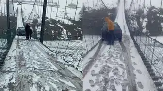 Kars'ta köprü buz tuttu, otomobil düşmekten son anda kurtuldu