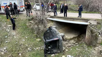 Amasya'da kamyonet menfeze devrildi : Yaralılar var