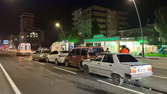 Uşak'ta 4 araçlı zincirleme trafik kazası
