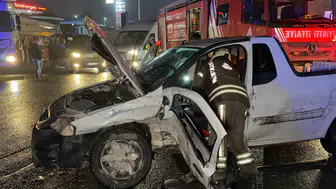 Arnavutköy’de gece yarısı kaza : İki araç çarpıştı, sürücü araçta sıkıştı