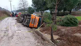Balıkesir'de devrilen beton mikseri ağaçları yıktı : 22 yaşındaki işçi öldü