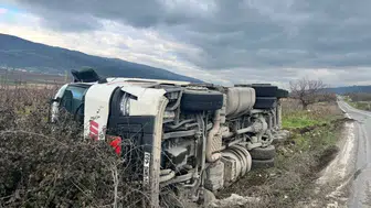 Bilecik Osmaneli'de tır şarampole devrildi