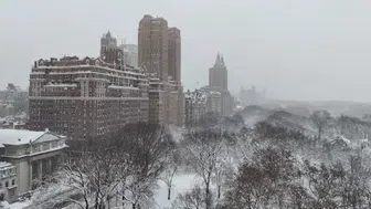 ABD'yi felç eden kar fırtınası : Yollar kapandı, uçuşlar iptal edildi
