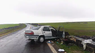 Şanlıurfa Siverek'te feci kaza : Otomobil köprü duvarına çarptı, 5 yaralı