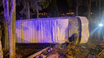 Aydın Köşk'te feci kaza : Minibüs kontrolden çıkıp mezarlığa uçtu