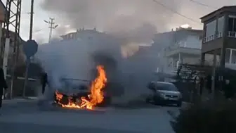 Niğde'de korkutan yangın : Park halindeki otomobil alevlere teslim oldu