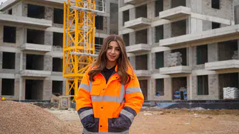 Annesinin tavsiyesiyle başladı, 20 yaşında vinç operatörü oldu