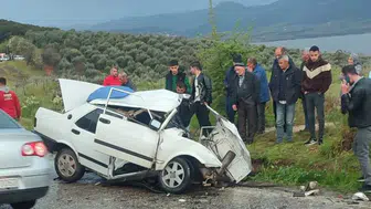 Manisa'da otomobil ve tır çarpıştı : 1'i ağır 3 kişi yaralandı