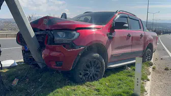 Elazığ'da kaza : Kamyonet aydınlatma direğine çarptı, sürücü yaralandı