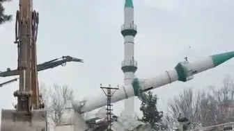 Malatya'da depremde ağır hasar gören cami kontrollü şekilde yıkıldı