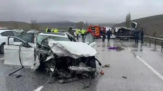 Konya'da karşı şeride geçen otomobil dehşet saçtı : Baba ve oğlu öldü , 4 kişi yaralandı