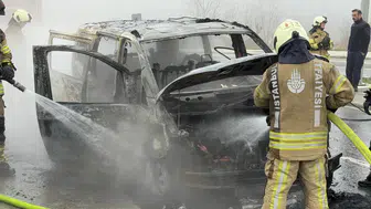 Arnavutköy'de seyir halindeki taksi alev alev yandı