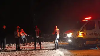 Ağrı'da kar ve tipi etkisi : Araç şarampole kaydı