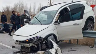 Van'da korkunç kaza : Otomobil bariyerlerde asılı kaldı, 4 yaralı var