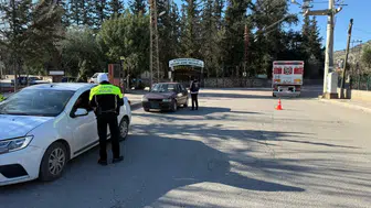 Adana'nın Kozan ilçesinde trafik denetimleri : 10 araç ve 4 motosiklet trafikten men