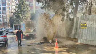 Kadıköy’de inşaat çalışması sırasında ana su borusu patladı