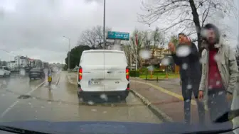 Bursa'da trafikte dehşet anları : 3 kişi sürücüye saldırdı