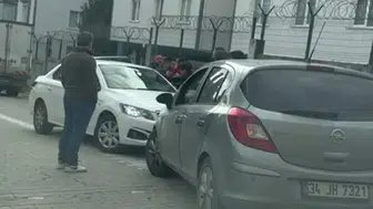 Esenyurt'ta trafikte yol verme kavgası : Kadın sürücüler birbirine girdi