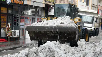 Kars'ta buz ve kar kütleleri ilçe dışına taşınıyor