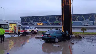 Bursa'da reklam panosuna çarpan araçtaki 1 kişi öldü, 2 kişi yaralandı