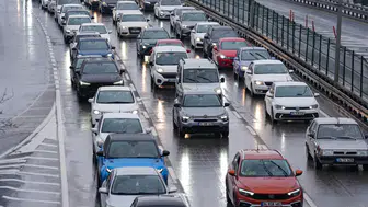 Dönüş yolculuğu başladı : İstanbul'da trafik yoğunluğu yaşanıyor