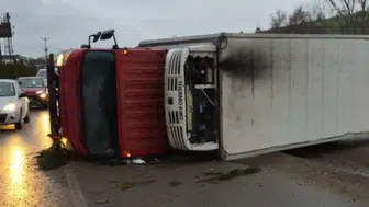 Bursa'da kamyon fabrika duvarına çarptı : 2 kişi yaralandı