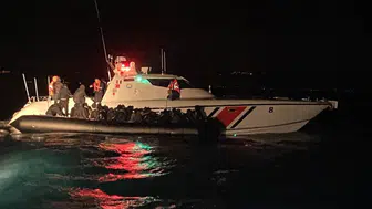 Ayvalık açıklarında sürüklenen bottaki 39 göçmen kurtarıldı