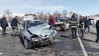 Tokat Artova'da feci trafik kazası : Otomobiller kafa kafaya çarpıştı 4 yaralı