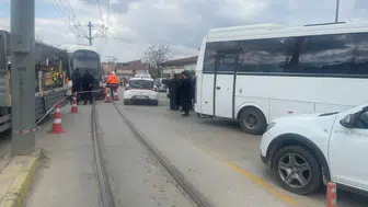 Eskişehir'de minibüs ve tramvay çarpıştı : Tramvay yoldan çıktı