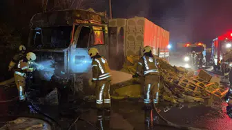 Tuzla'da seyir halindeki tır alev alev yandı