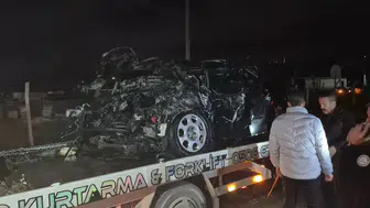 Eskişehir'de feci kaza sonrası ikinci şok : Tırın ezdiği otomobil kurtarıcı üzerinde alev aldı!