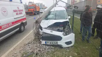 Bursa'da otomobil aydınlatma direğine çarptı : 2 yaralı