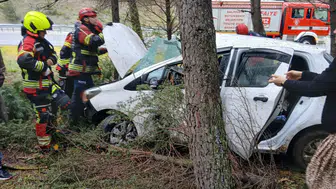 Balıkesir'de kaza : Otomobil ormanlık alana uçtu