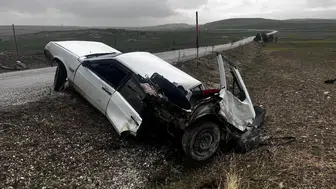 Afyonkarahisar’daki kazada otomobil ikiye bölündü, sürücü yaralandı