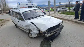 Kütahya'da iki otomobilin çarpışması sonucu 2 kişi yaralandı