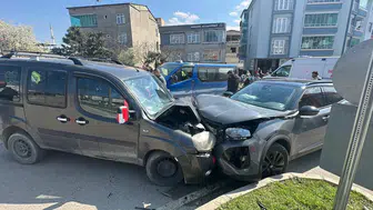 Samsun'da korkutan kaza : SUV ile hafif ticari araç kafa kafaya çarpıştı, 4 yaralı