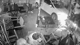 Kocaeli'de otomobil kafeye daldı : 2 yaralı