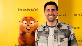 Çağlar Ertuğrul 'Hoplayanlar' filmi için seslendirme yaptı