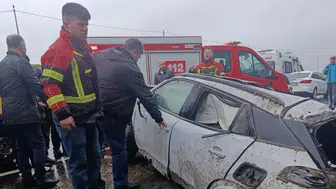 Bingöl'de otomobil şarampole devrildi : 4 kişi yaralandı